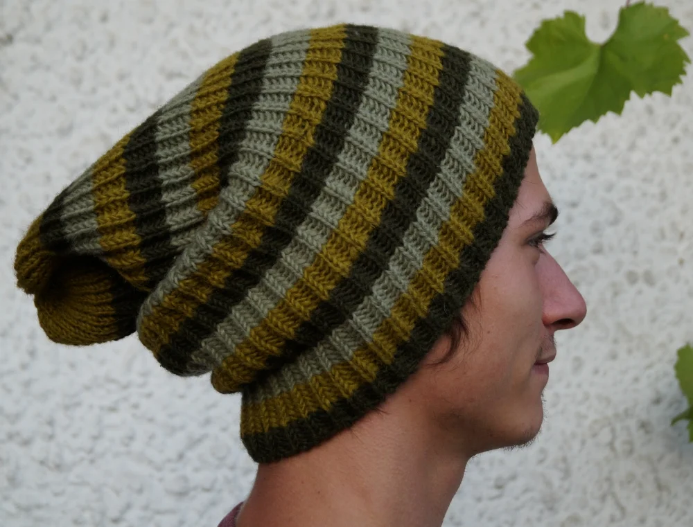 handgestrickte Wollhaube - grau/gestreift