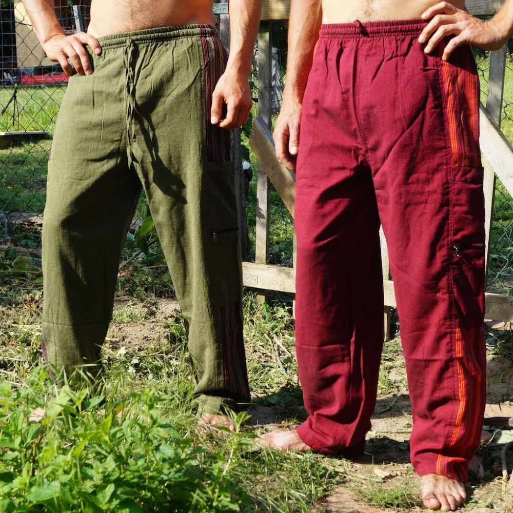 Hose mit vielen Taschen und gestreiftem Einsatz
