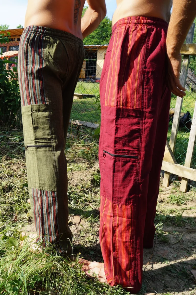 Hose mit vielen Taschen und gestreiftem Einsatz
