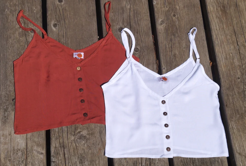 leichtes Sommertop mit Knopfleiste