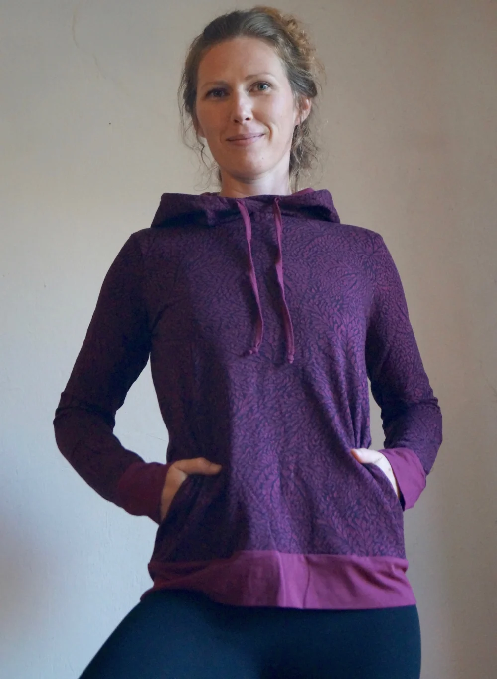 Sweater mit Kaputze aus teuren Materialien, organic zum super Preis