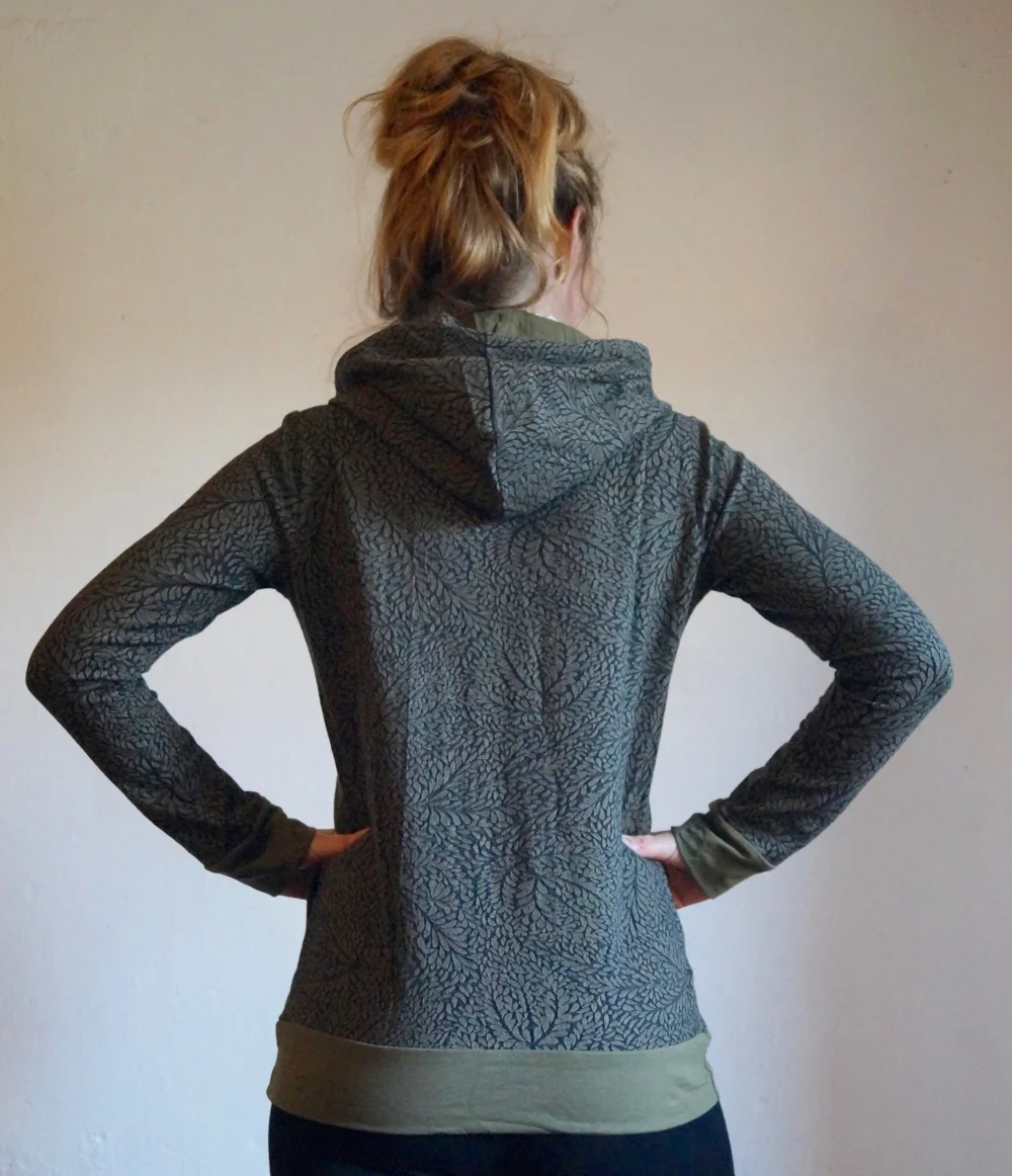 Sweater mit Kaputze aus teuren Materialien, organic zum super Preis