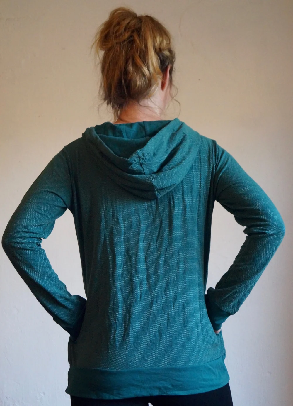 Sweater mit Kaputze aus teuren Materialien, organic zum super Preis